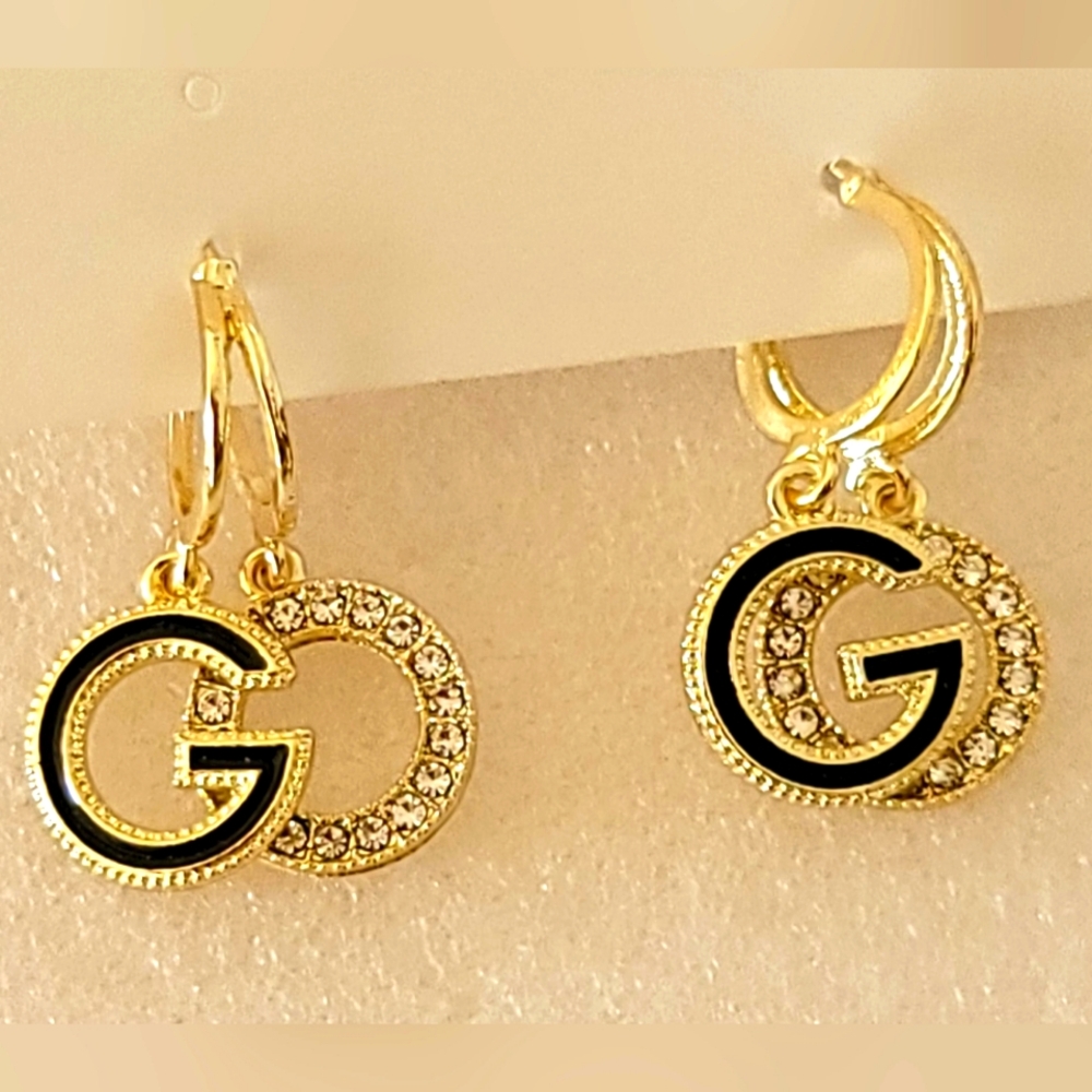DOUBLE G LETTER EARRINGS.